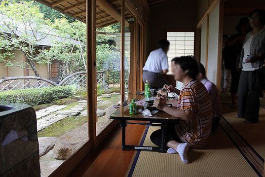 太宰府に到着し、貸し切っていた九州国立博物館へご案内～巣瀧な茶室で縁側から日本庭園を満喫できます
