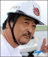 ヘルメットを被った代表取締役西谷誠