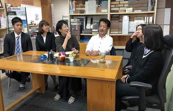 ラジオ収録中に談笑する西谷工業メンバーと早稲田裕美子さん